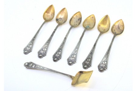 Conjunto de seis colheres de café e pá de açúcar em prata dourada na concha e relevadas com barco nos cabos